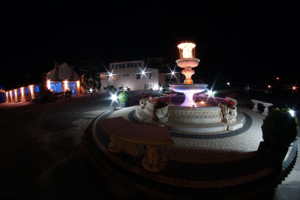 Willa Imperium Ostrowiec Swietokrzyski Bagian luar foto
