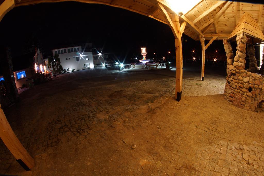 Willa Imperium Ostrowiec Swietokrzyski Bagian luar foto
